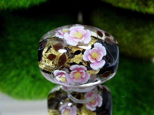 椿のとんぼ玉(ガラス玉)金箔入りの画像1枚目