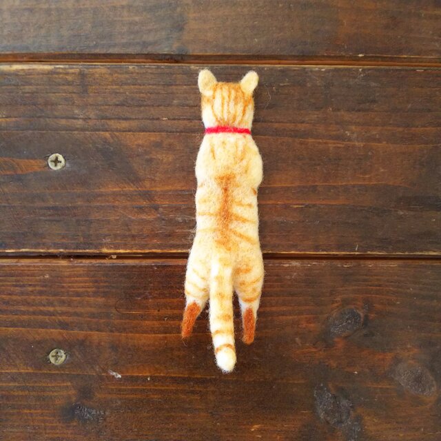 二足歩行?猫の後ろ姿ブローチの画像1枚目