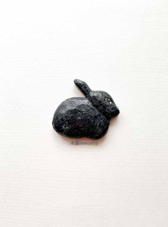 クスノキのブローチ *横むき黒うさぎ* の画像1枚目