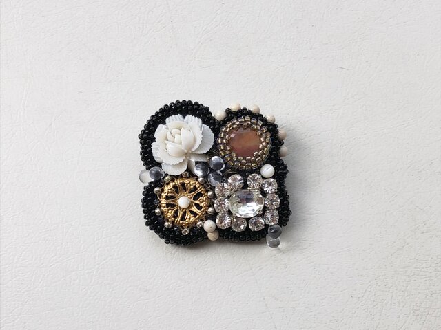 ビーズ刺繍のシカクブローチ no.2の画像1枚目