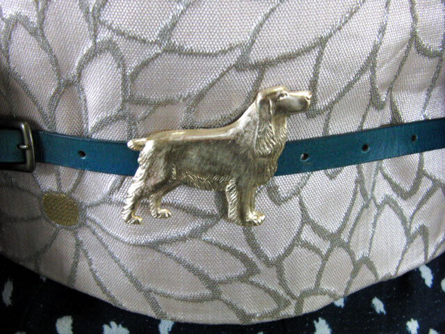 真鍮ブラス製 ゴールデン風犬型大き目帯留め　着物や浴衣の帯締めの飾り・ブレスやチョーカー飾りにの画像1枚目