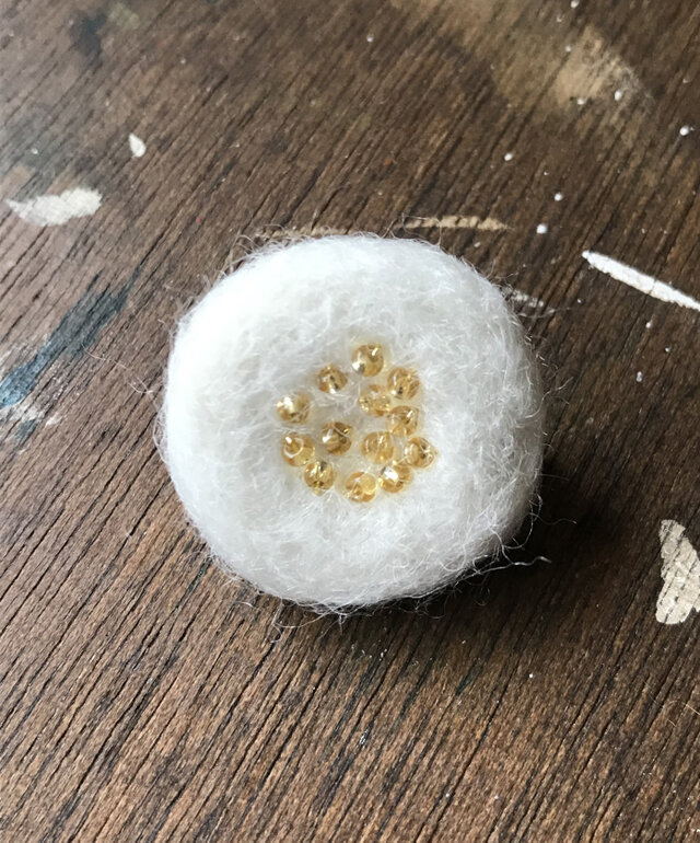 【現在展示のみ】白いお花のブローチの画像1枚目