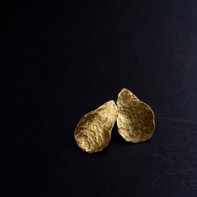brass shell studs earringsの画像1枚目
