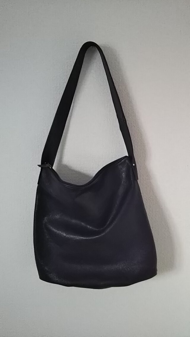 革 大きなブラックバッグの画像1枚目