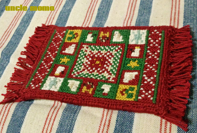 ドール用ツヴィスト刺繍のラグ(80×115サイズ)X’mas wreath 1/12ミニチュア・ファブリックの画像1枚目