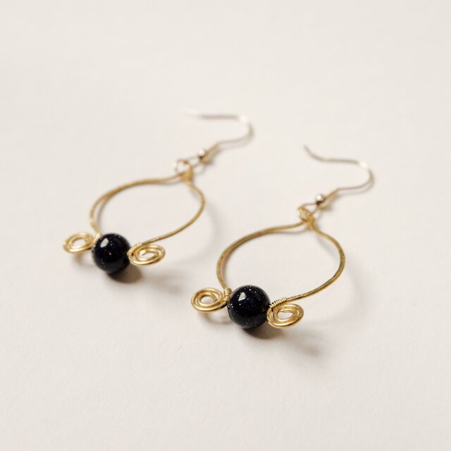 ブルーサンドストーンと真鍮のピアス