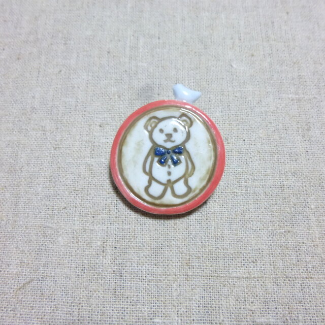 額縁くまさんブローチ 赤の画像1枚目