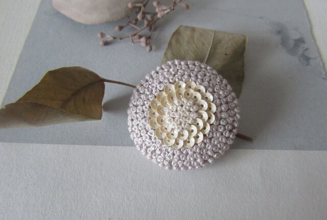 marguerite「gris」手刺繍ブローチの画像1枚目