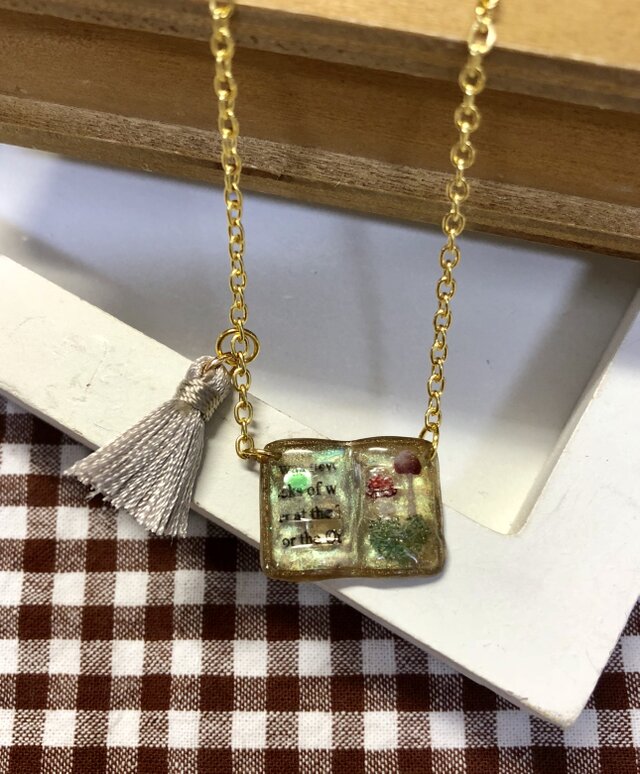 小さな絵本のネックレス（きのこ）