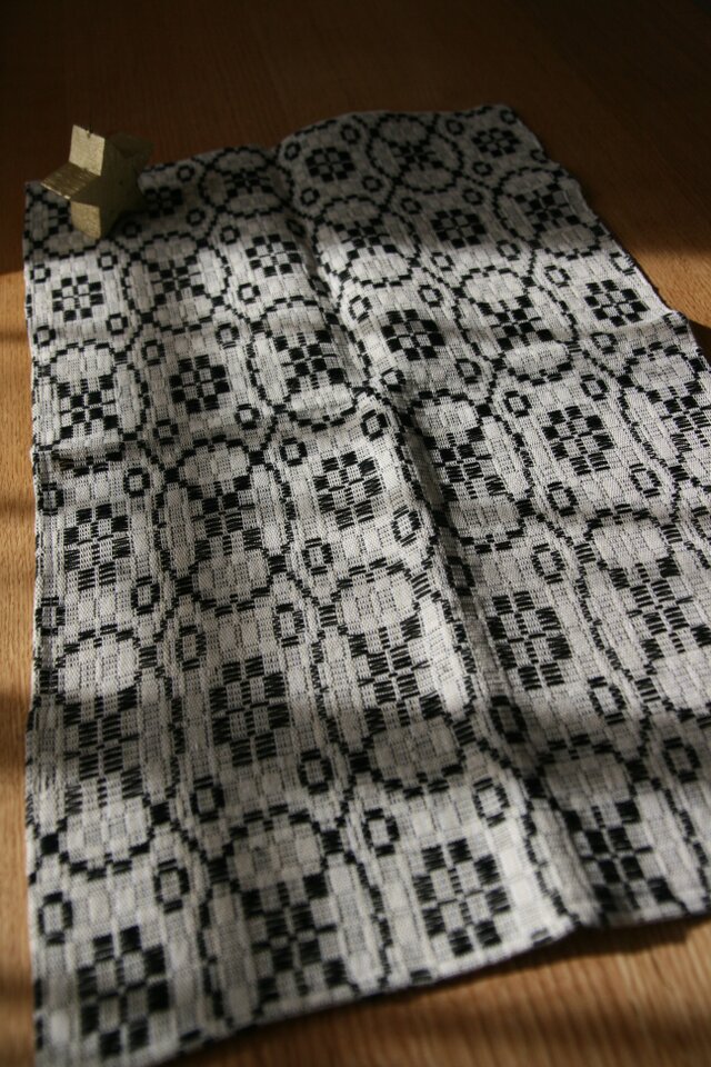 北欧手織りのミニテーブルセンター(黒)の画像1枚目