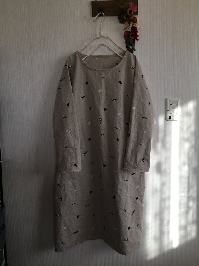 ウォッシュリネン刺繍のドロップショルダーワンピース