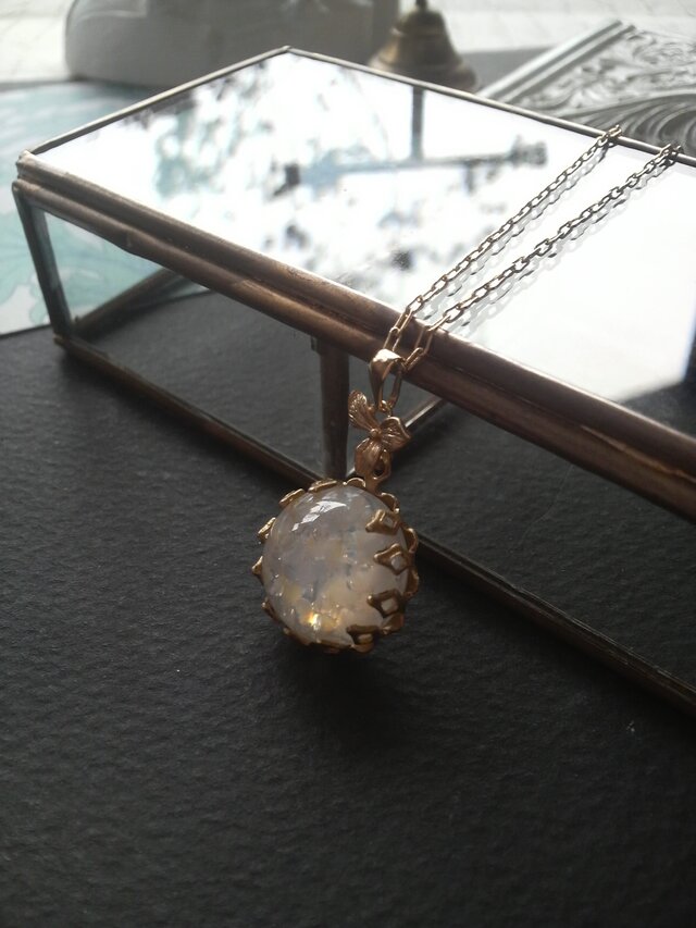 ヴィンテージ　雪･花びらのような／スミレ　クラシカルネックレス