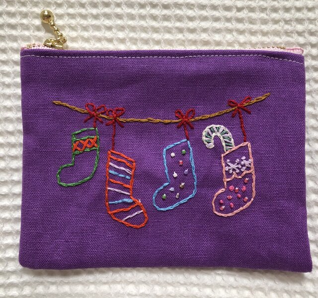 【受注製作】刺繍のファスナーポーチ☆クリスマスの画像1枚目
