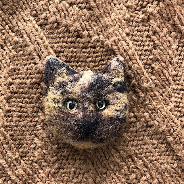 羊毛フェルトの猫のブローチの画像1枚目