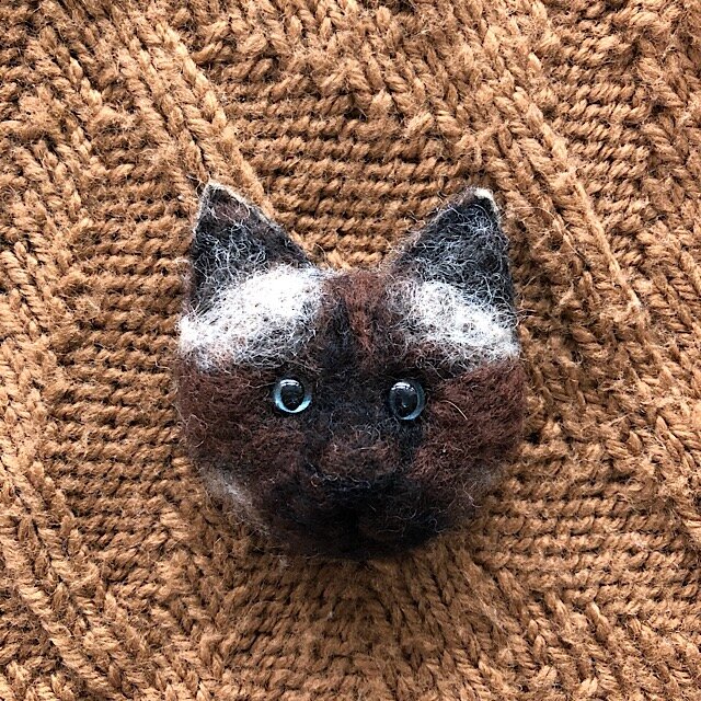 羊毛フェルトの猫のブローチの画像1枚目