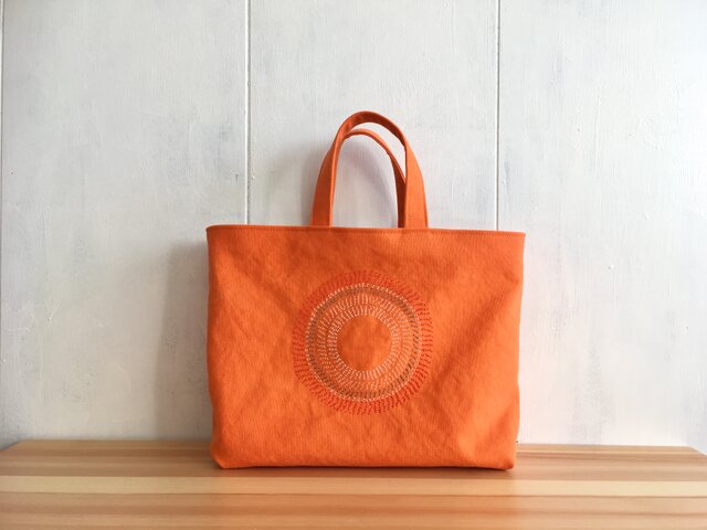 刺繍入り 蜜柑色の鞄の画像1枚目