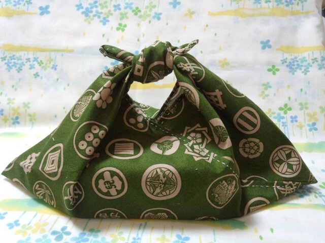【手縫い】あづま袋☆横32㎝☆家紋和柄☆深緑色地☆お弁当袋・バッグインbag・エコバックの画像1枚目