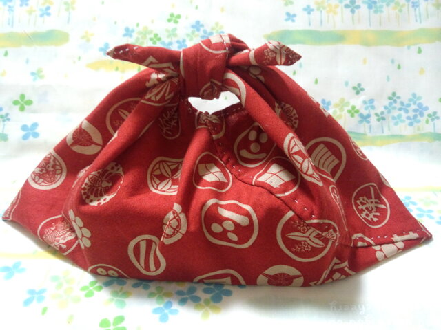 【手縫い】あづま袋☆横32㎝☆家紋和柄☆紅色地☆お弁当袋・バッグインbag・エコバックの画像1枚目