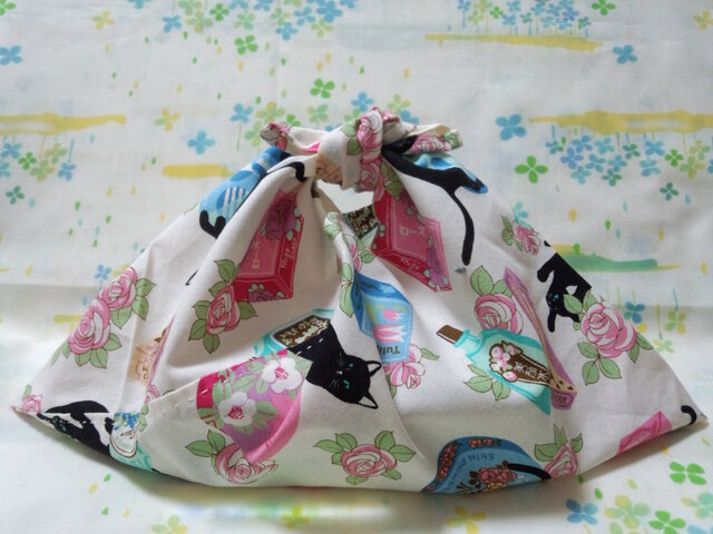 【手縫い】☆あづま袋☆横32㎝☆黒猫レトロコスメ柄・白地☆お弁当袋・バッグインbag・エコバッグの画像1枚目