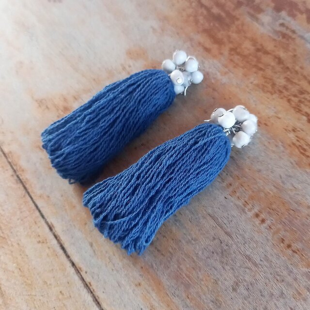 耳飾り│タイの草木染め綿糸とジュズダマ - 藍 /ピアス or イヤリング