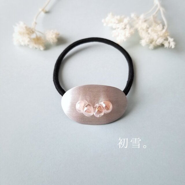 初雪の日に着けたいヘアゴム《トリヤザッカ》の画像1枚目