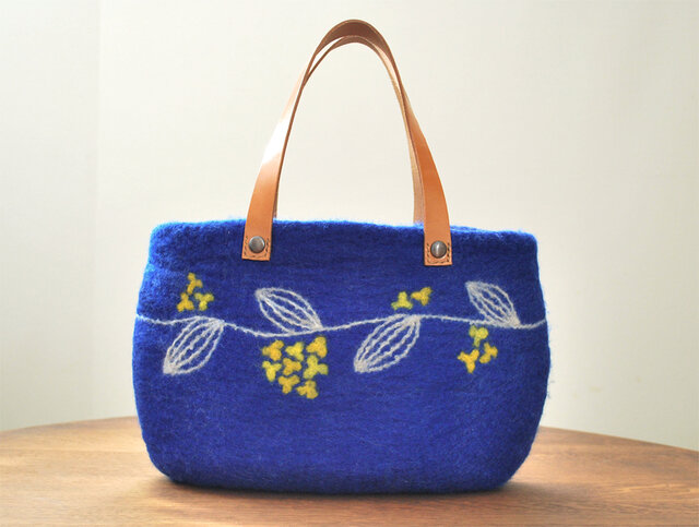 羊毛フェルトバッグ/つる草と鳥 | iichi 日々の暮らしを心地よくする