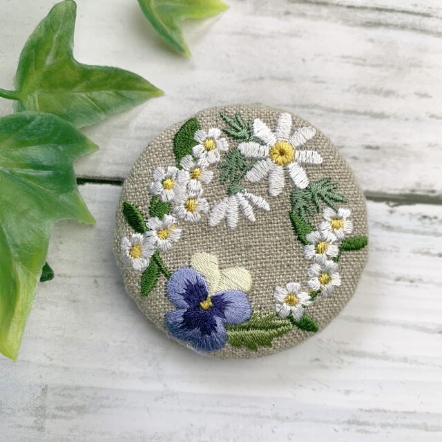マーガレット・ビオラ・白い小花のリース 刺繍ブローチ 丸50ミリの画像1枚目