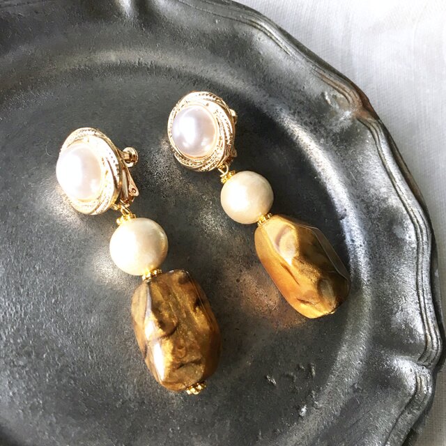 White pearls with Gold rock earringsの画像1枚目