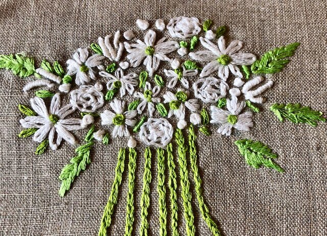 リネン 白花束 刺しゅうポーチ 受注製作の画像1枚目