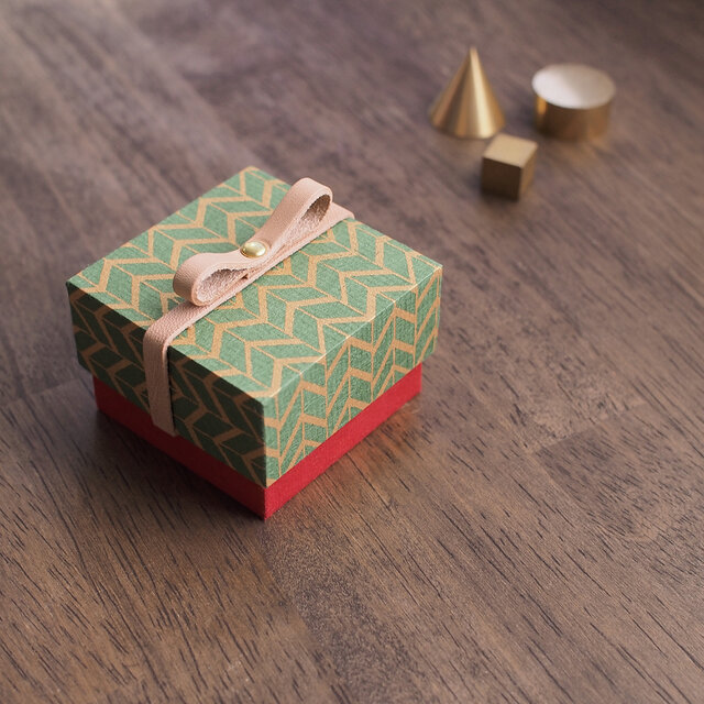 グリーン) 古民紙 数量限定 Holiday Box 革リボン付 小さな ギフトボックスの画像1枚目
