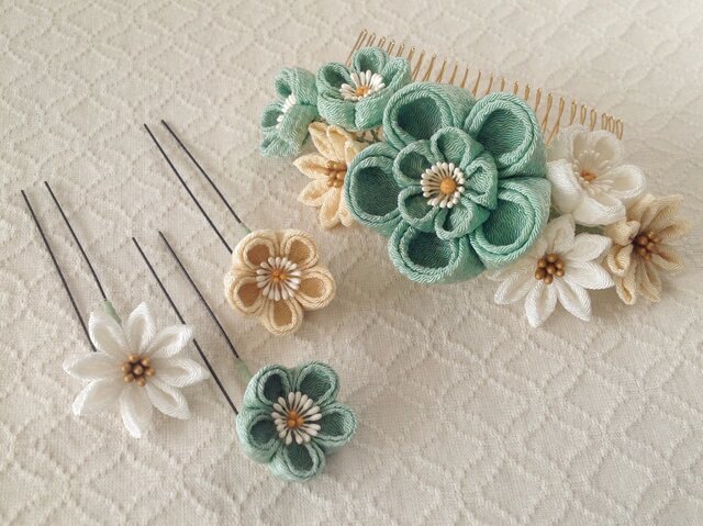 〈つまみ細工〉花のUピン付き梅と小菊のコーム(大・千草色と鳥の子と白)の画像1枚目