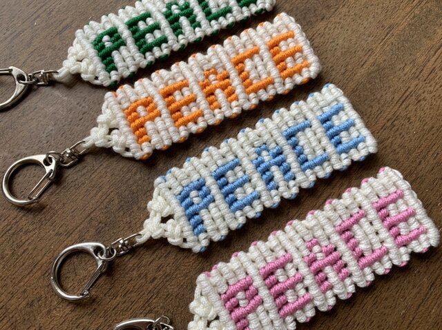 マクラメ　フェザー　キーホルダー マクラメ編みのフェザーキーホルダー ＊ バッグチャーム - メルカリ