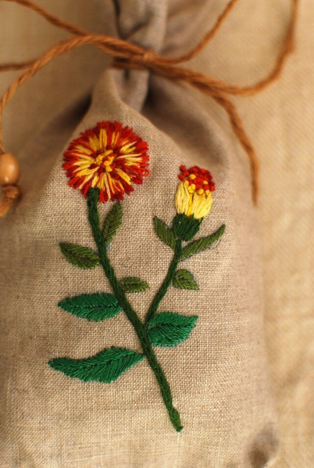 リネンにハーブ刺繍のサシェ〈マリゴールド〉 | iichi ハンドメイド・クラフト作品・手仕事品の通販