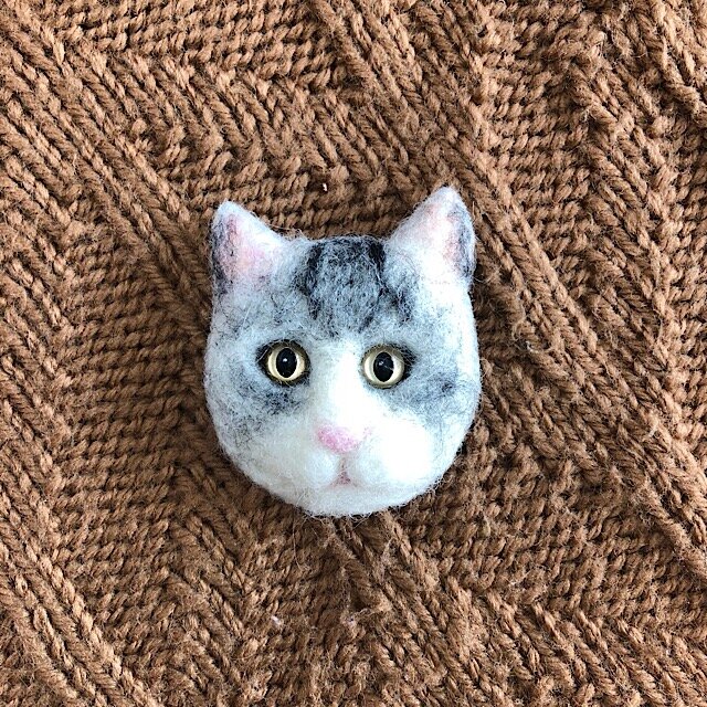 羊毛フェルトの猫のブローチの画像1枚目