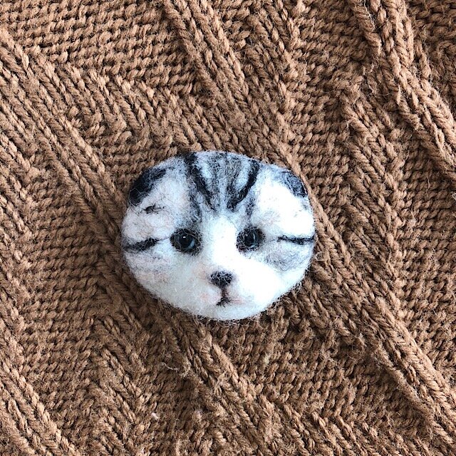 羊毛フェルトの猫ブローチの画像1枚目