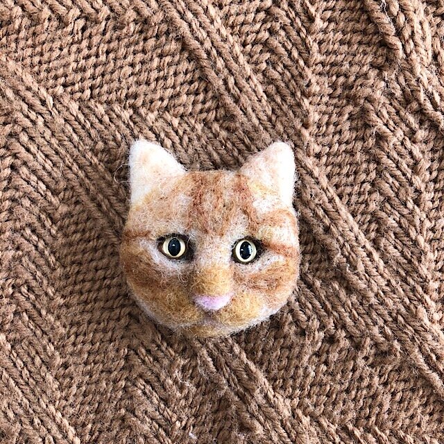 羊毛フェルトの猫のブローチの画像1枚目