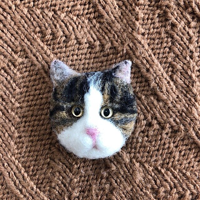 羊毛フェルトの猫のブローチの画像1枚目
