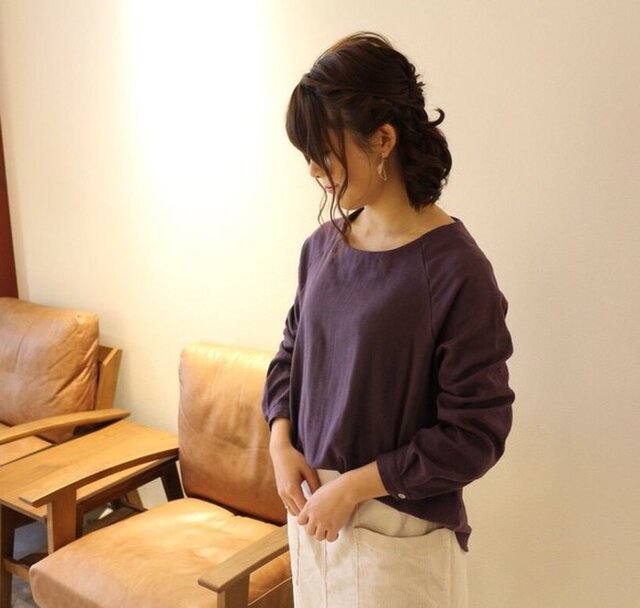 【受注生産】 ふんわりダブルガーゼのシンプルなカフス仕様のプルオーバーブラウス(パープル)の画像1枚目