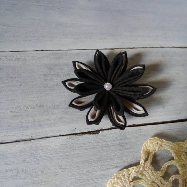 つまみ細工のお花のブローチの画像1枚目