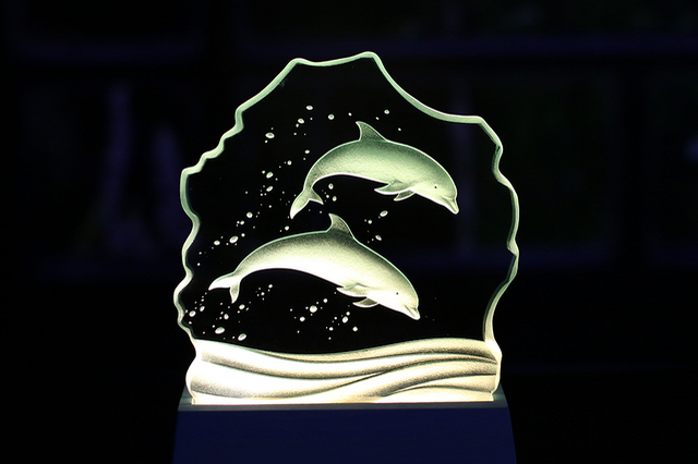 イルカのLED照明付き小さなエッチングガラス パネルオブジェ | iichi