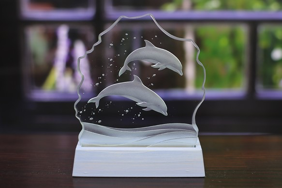 イルカのLED照明付き小さなエッチングガラス パネルオブジェ