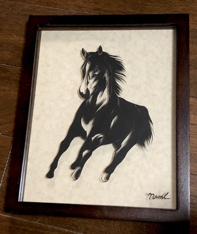 額装済み切り絵・馬、駆けるの画像1枚目