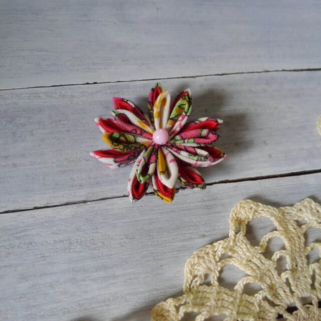 つまみ細工のお花のブローチの画像1枚目
