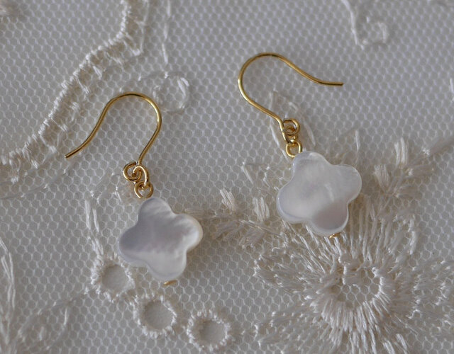 *シェル【貝】のお花ピアス♪の画像1枚目