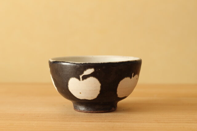 ※C様専用画面。黒りんご柄のお茶碗。の画像1枚目