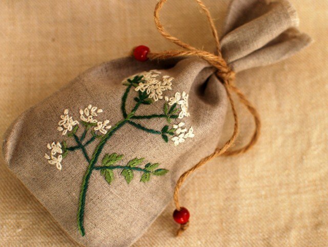 リネンにハーブの刺繍のサシェ〈チャービル〉の画像1枚目