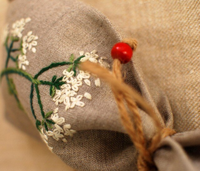 リネンにハーブの刺繍のサシェ〈チャービル〉 | iichi 日々の暮らしを