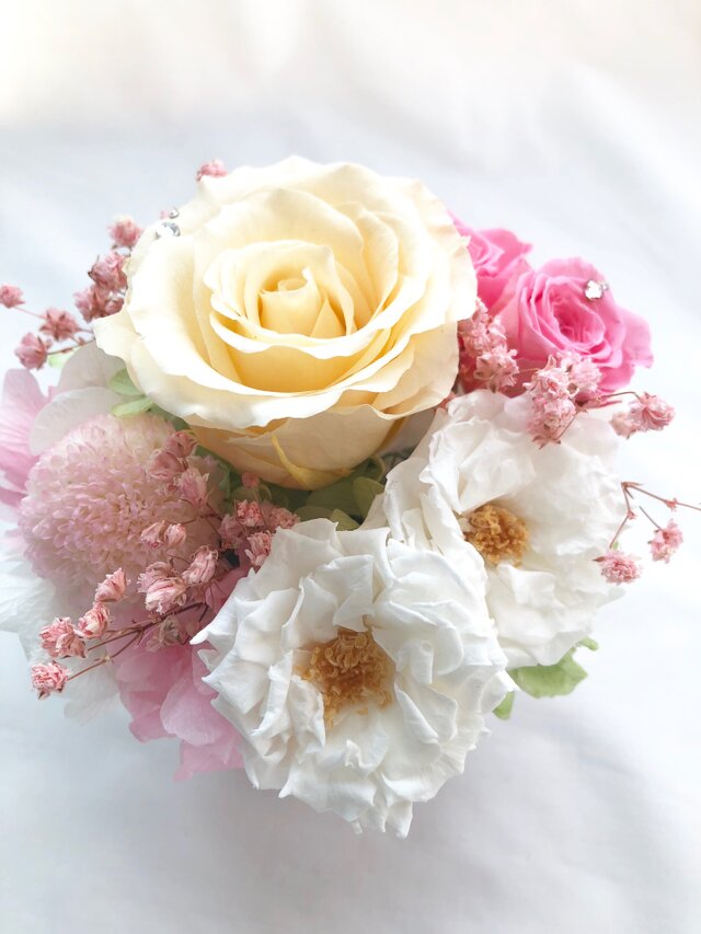 【プリザーブドフラワー/クリーム・桃色・白い薔薇の優しくみア合わせのスクエア陶器アレンジ/リボンラッピング付き】の画像1枚目