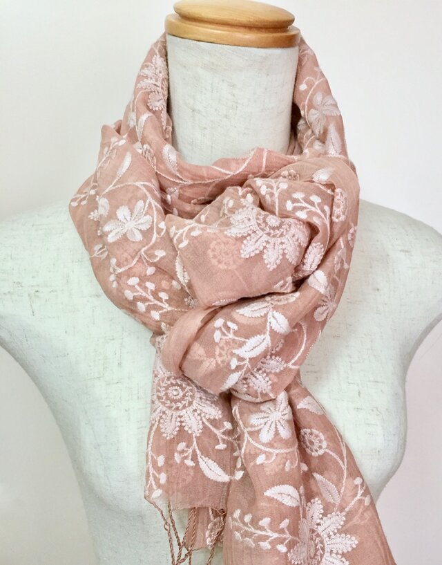 総刺繍ひば染め絹/綿 フラワーストール(サーモンピンク)の画像1枚目