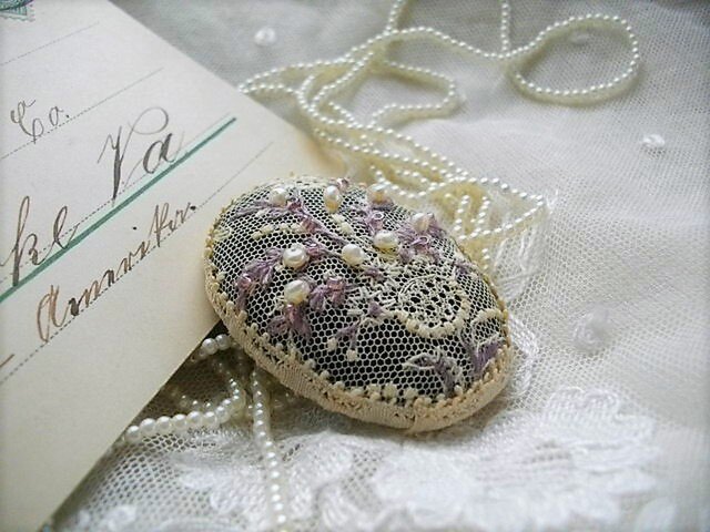 送料無料 アンティークレース刺繍ブローチリラの画像1枚目